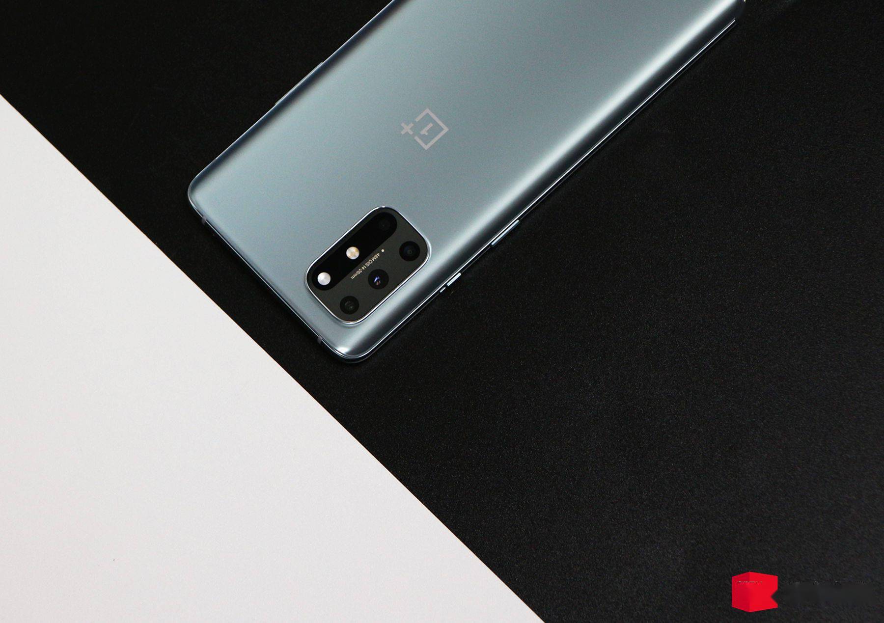 改用全新的相机设计之后,它的后置摄像头数量由 3 颗增加到了 4 颗,主