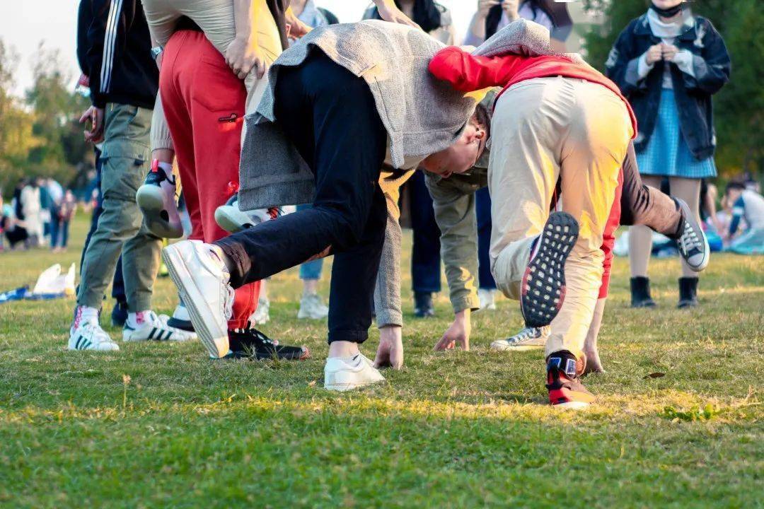 "人多足少"游戏现场活动感想教研院可爱杜同学第一次参加四院活动,在