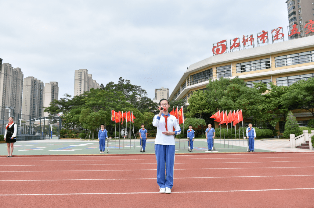 在大队委李锌暔的主持下,少先队石狮市第五实验小学大队隆重地举行新