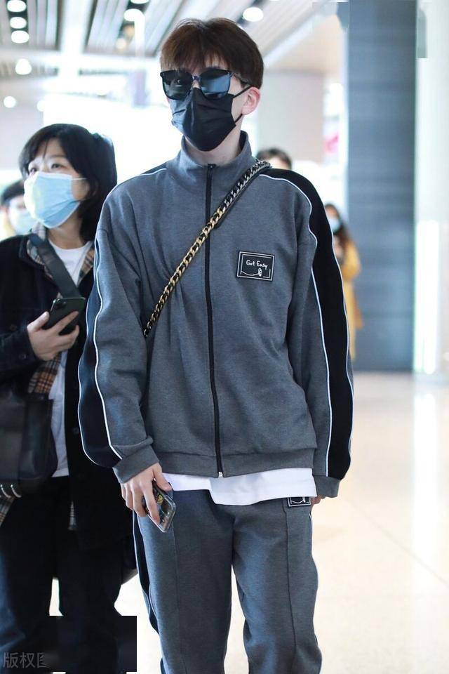 参加完演员请就位后的费启鸣现身机场穿搭休闲依旧帅气