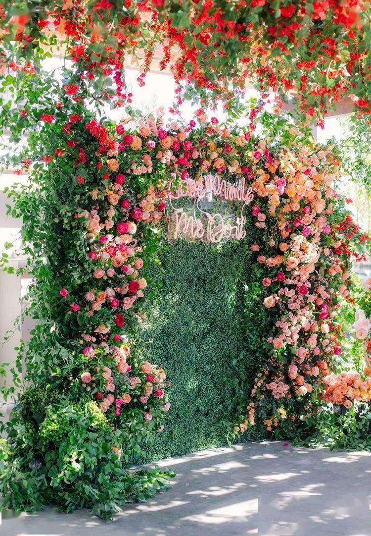 被缤纷的鲜花点缀成一个多彩而巨大的拱门,因其华丽又热闹,备受新人们