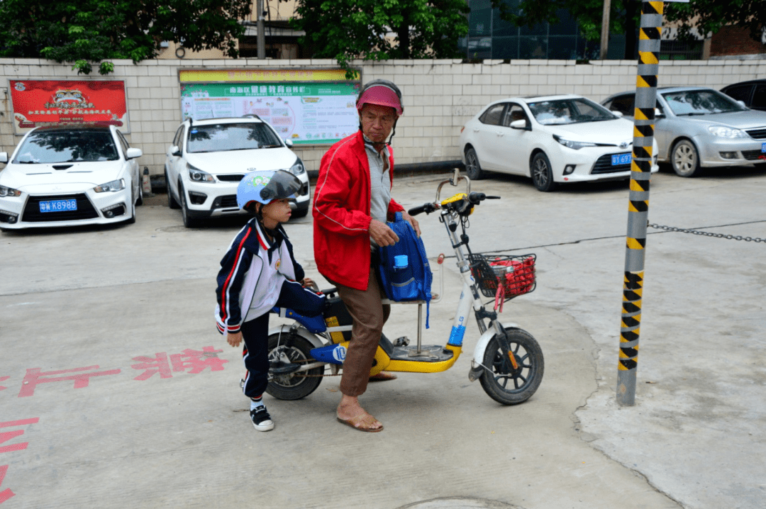 骑行戴头盔安全无意外下柏小学开展摩电交通安全综合整治进校园活动