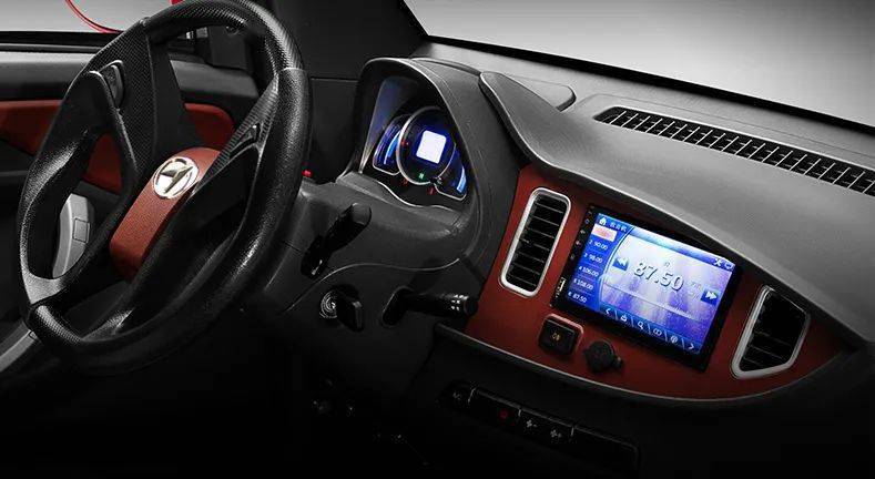 不同配色巧妙搭配的中控台在不失专属风格的前提下增添了独特的豪华感