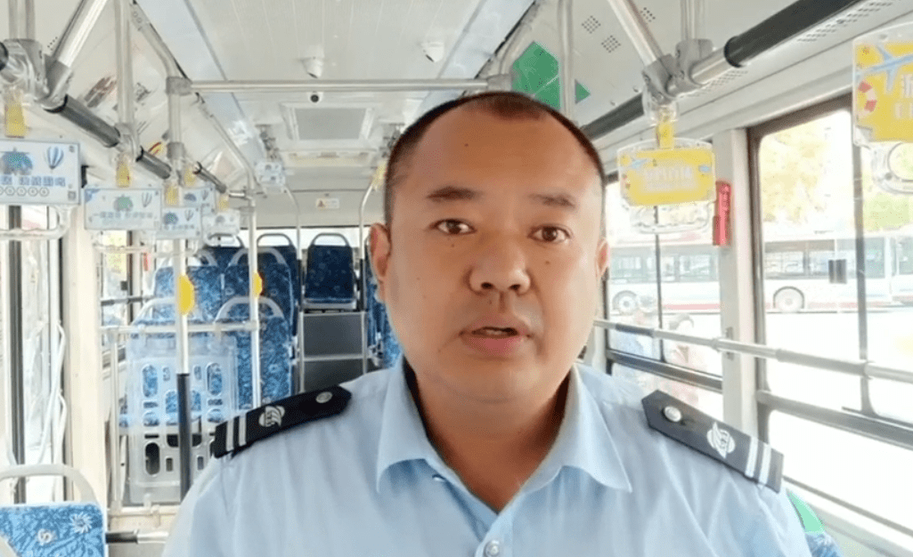 夜幕下大连男子徒手捡起马路中一地碎玻璃