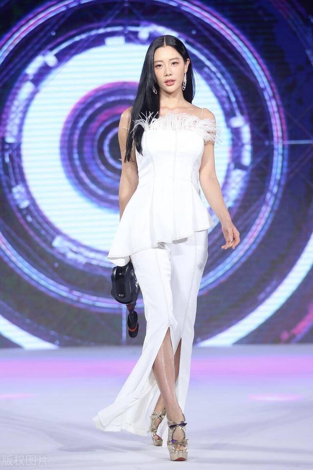 亚洲第一美李成敏穿藏蓝色缎面礼服优雅高贵好身材真撩人