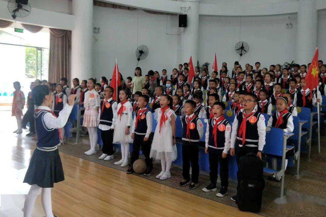 会理县城关二小举行新少先队员入队仪式