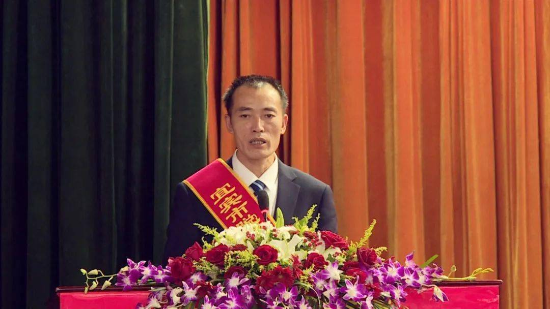 筠连县巡司镇庆高村党支部书记胡义海,分享了《"一