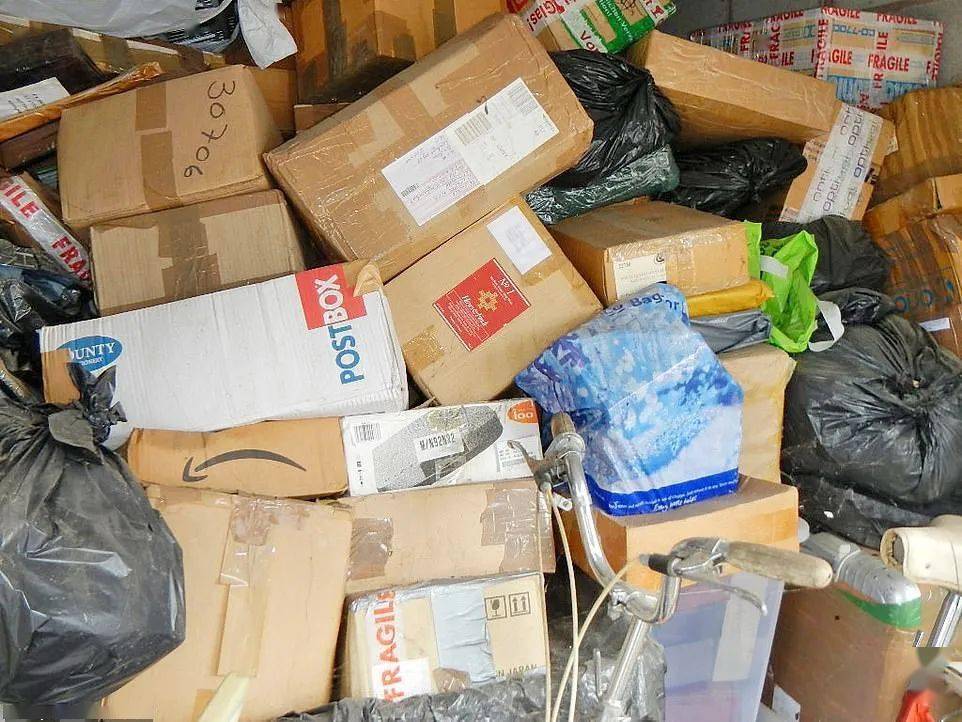 网购18年不拆包裹,去世后家人打开震撼:6万件快递价值3500万!