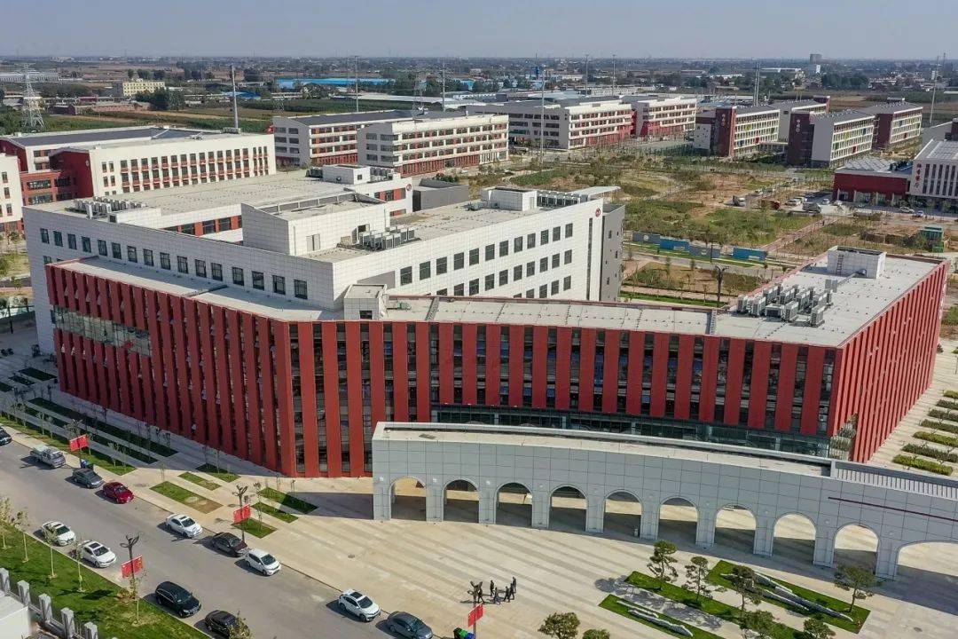 当年开工当年交付石家庄信工学院藁城新校区迎来新生报到