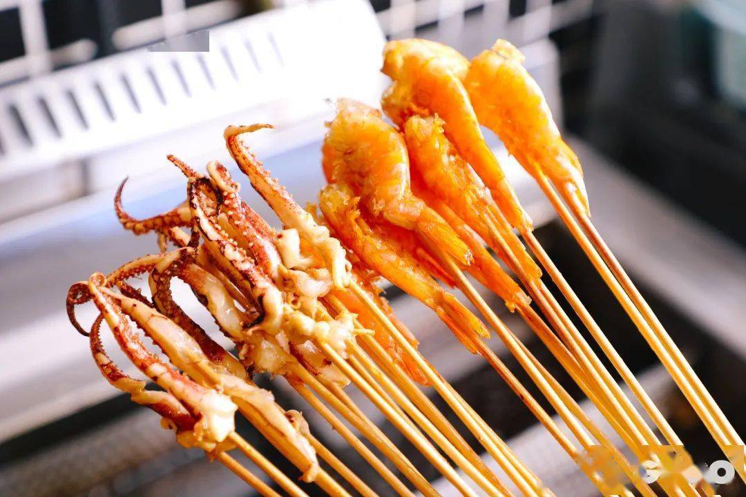 撒上特制秘料q弹有嚼劲经过高温鱿鱼须不断蜷缩新鲜鱿鱼须入锅炸制炸