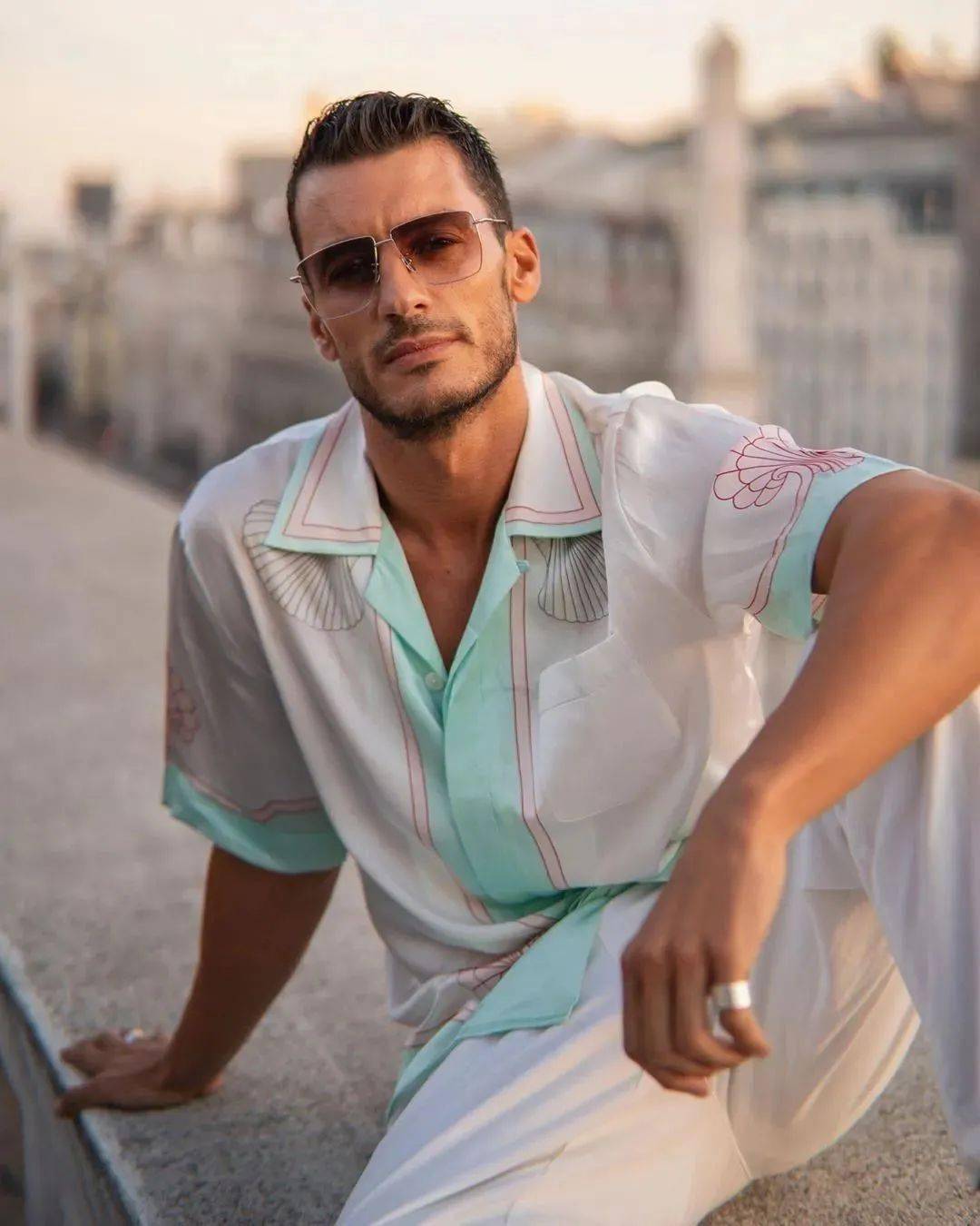 33岁主持人肌肉太性感,脱衣后这身子我馋了._ruben