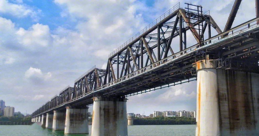 (柳江铁桥)在工程里,通常讲究"横平竖直"的设计理念通车不久的白沙