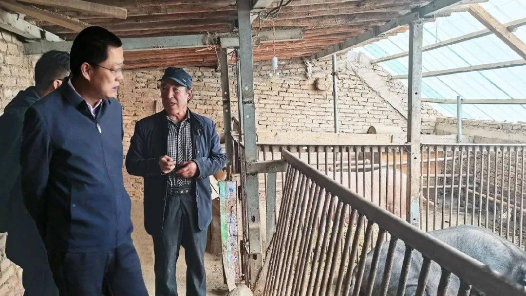 县委书记李小牛走访慰问贫困户