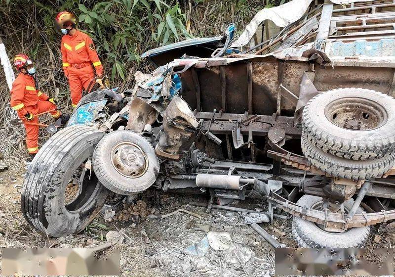 惨痛67桂平s206省道小货车与轿车相撞致1人死亡