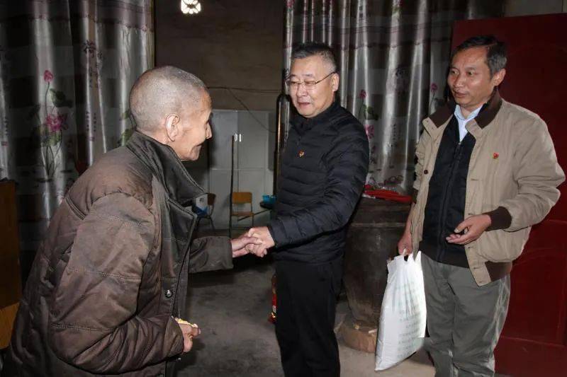 在黄沟村党群综合服务站,驻村第一书记陈京玉首先向胡彦军一行汇报了