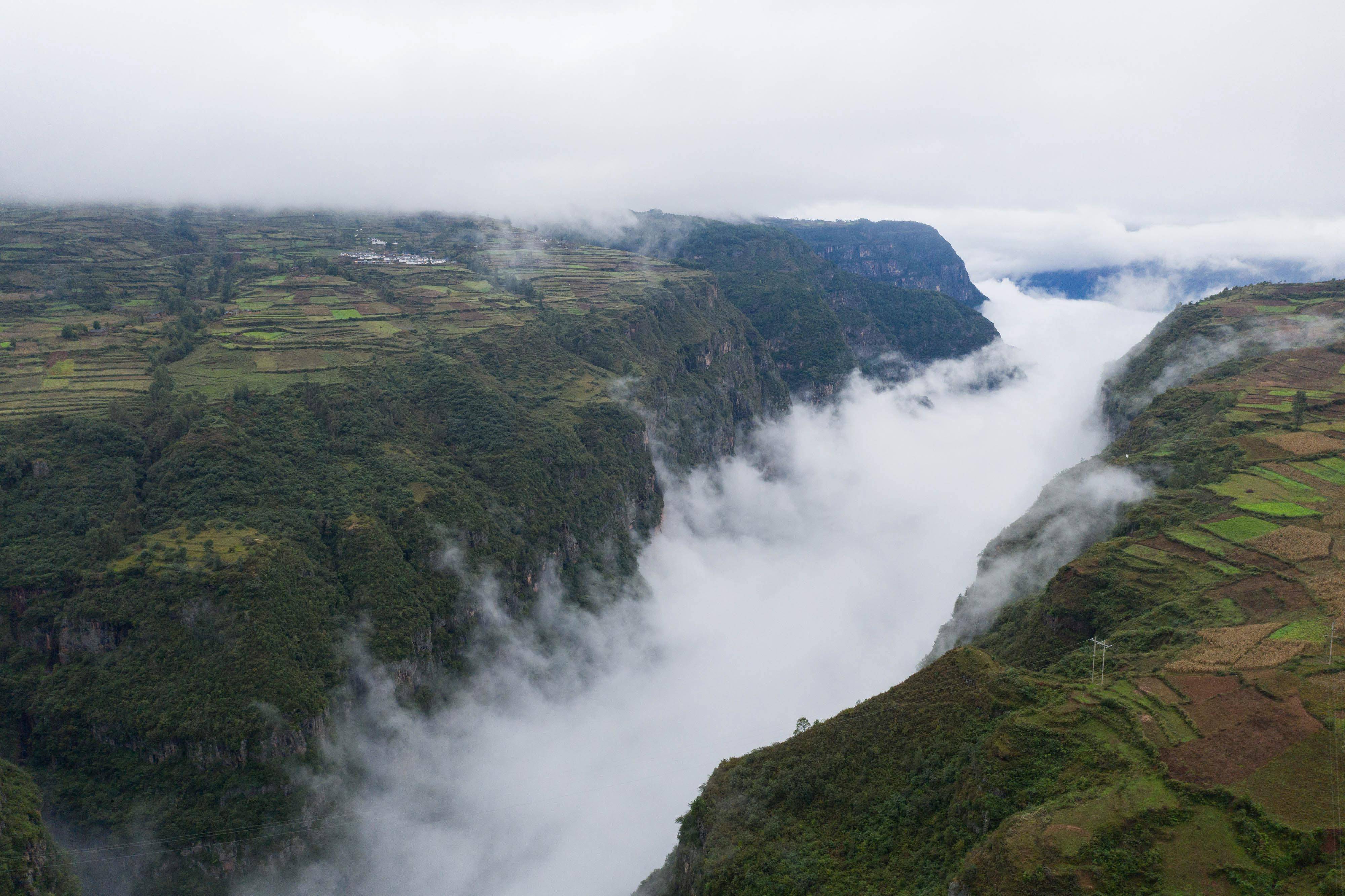 鸟瞰大凉山腹地昭觉县
