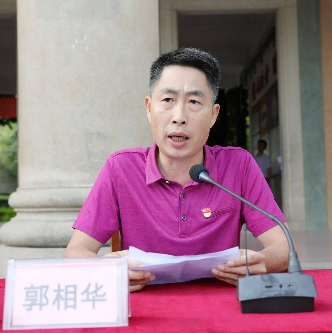 动员大会由虎山中学副校长郭相华主持,在雄壮的国歌声中拉开帷幕.