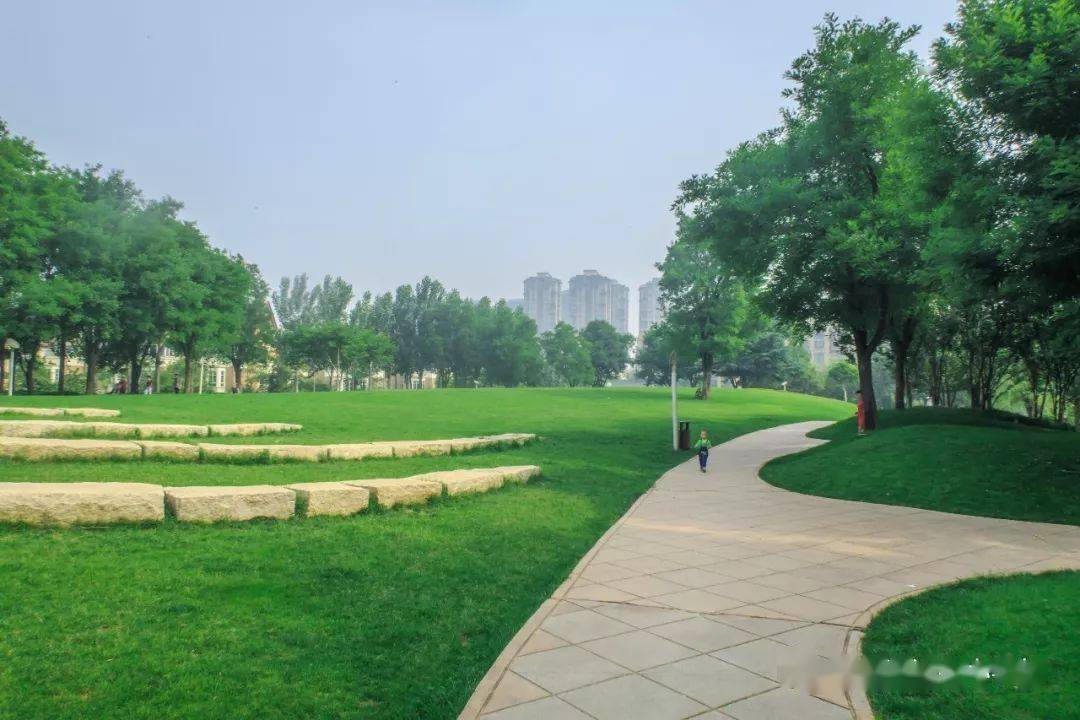 木栈道,自然瀑景,喷雾广场的多处节点设置,让公园的活动功能更为丰富