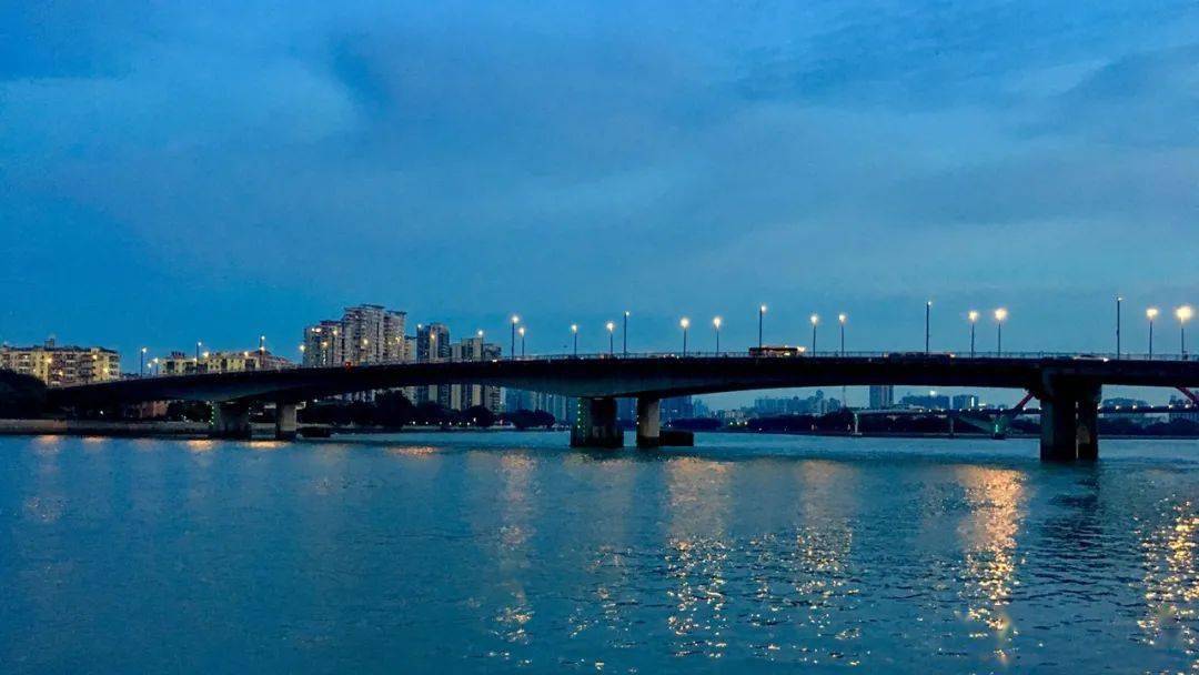 2003年,金沙洲大桥正式开通(2015年1月18日,金沙洲大桥扩宽工程通车)