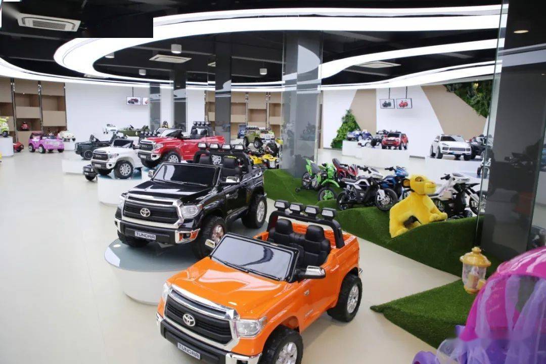 近日,位于平湖市的浙江佳佳童车公司车间内,工人在马不停蹄地组装打包