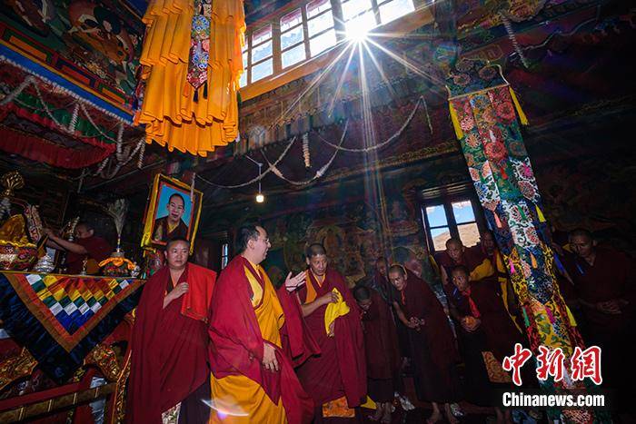 10月12日,十一世班禅在拉孜县曲龙强孜寺与僧众交流.