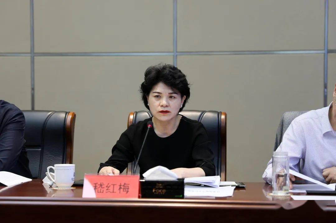 日前,市人社局党委书记,局长嵇红梅在全市人社局长座谈会上,对大干