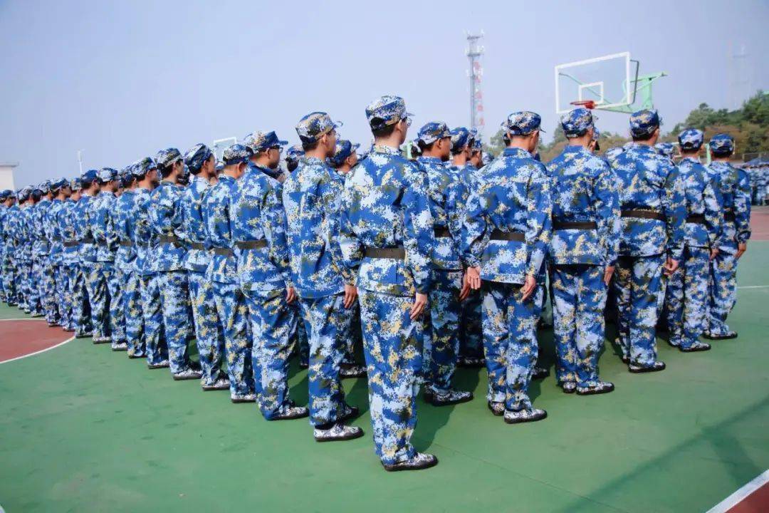 目视前方穿上蓝色的军训服军训正式开始啦踏着坚定的步伐整齐的队伍