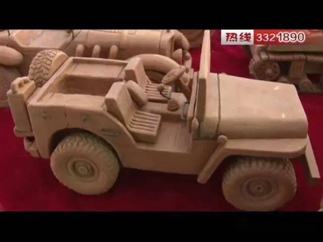 有一次就是无意间在快手上面刷到,他的作品都是形象生动,拖拉机,飞机