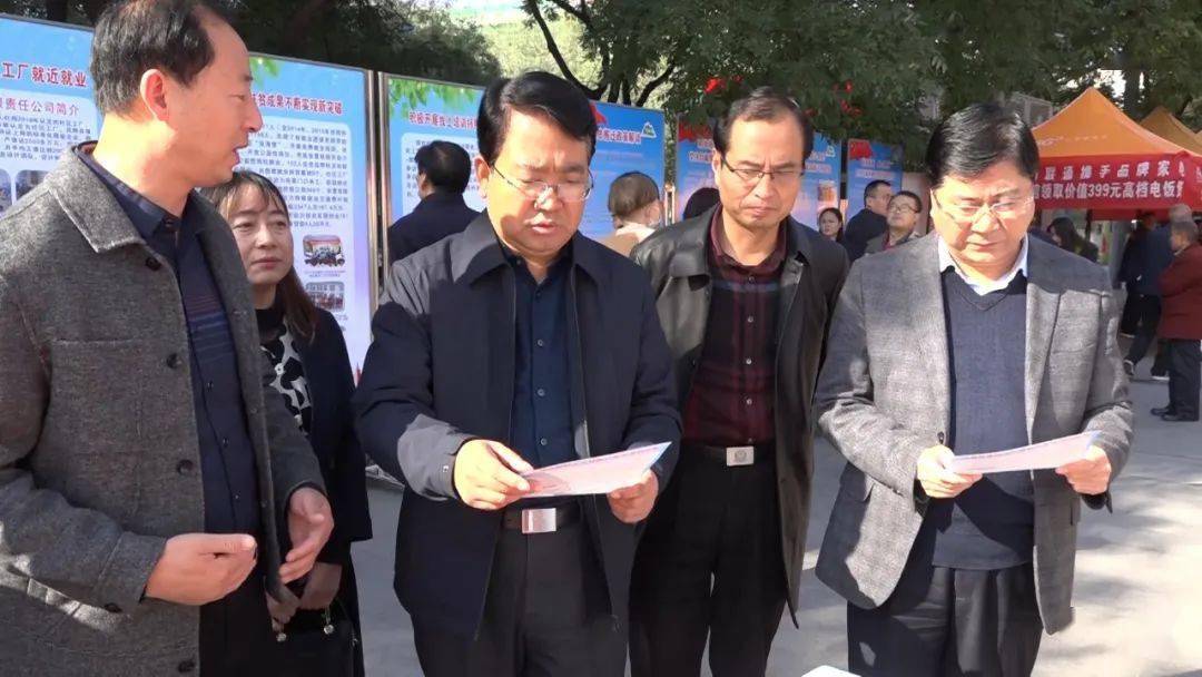 10月17日,是全国17个扶贫日,凤翔县在县城东大街举行脱贫攻坚成果展.