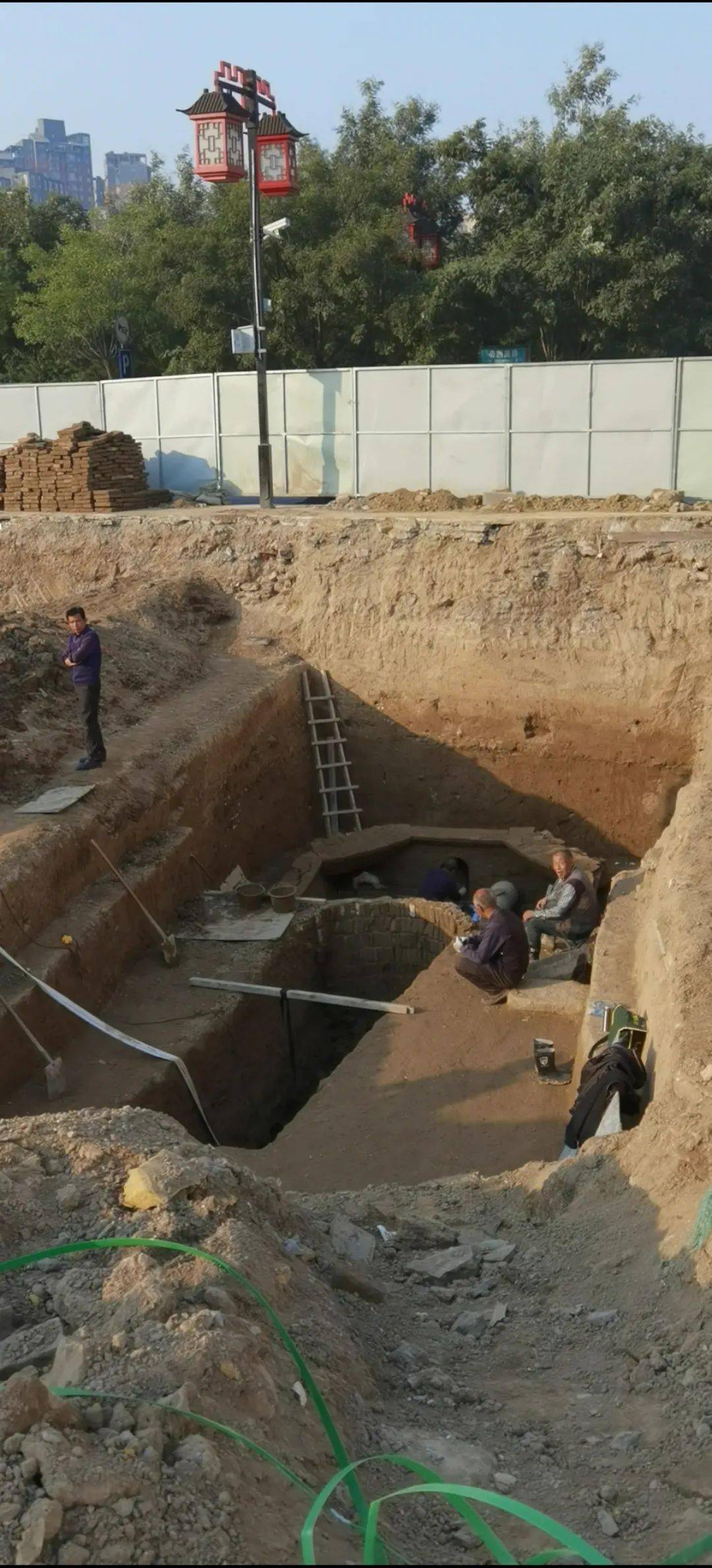 山西临汾中大街发现古墓,现场最新高清图流出!