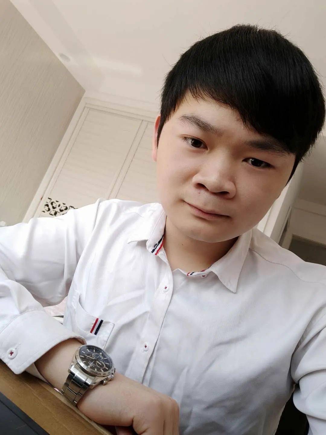 22岁男嘉宾1米82,已购房!