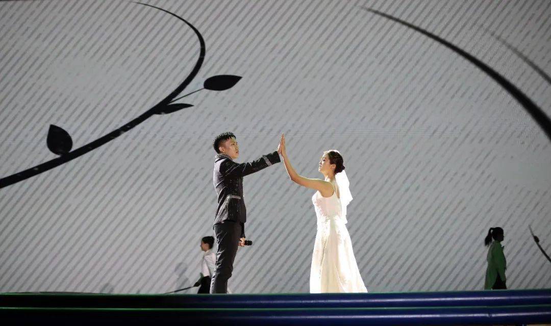 温暖活力舞蹈燃爆巨蛋舞台动感节奏洋溢青春风采表演者:章恩泽 邱颖欣