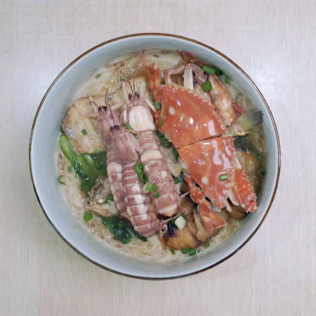 应时而食#海岛食光一碗豪华的海鲜面,只是嵊泗海岛人餐桌的一个缩影.