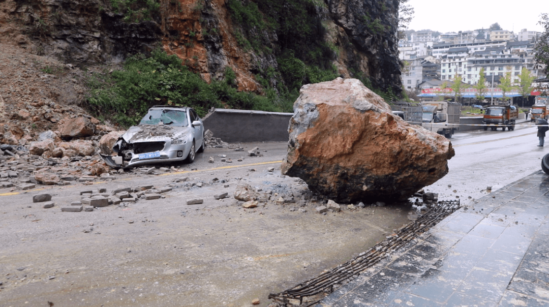 连续降雨致巨石滚落,所幸无人员伤亡