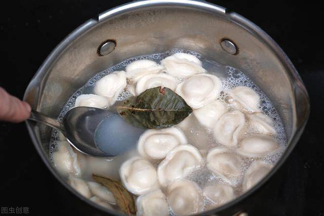 煮餃子冷水下鍋還是熱水下大廚教你正確煮法餃子飽滿不破皮