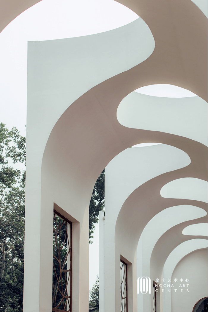 交流不同设计语言彼此交织,新旧建筑毗邻而居拱形窗恰似一道时光通道