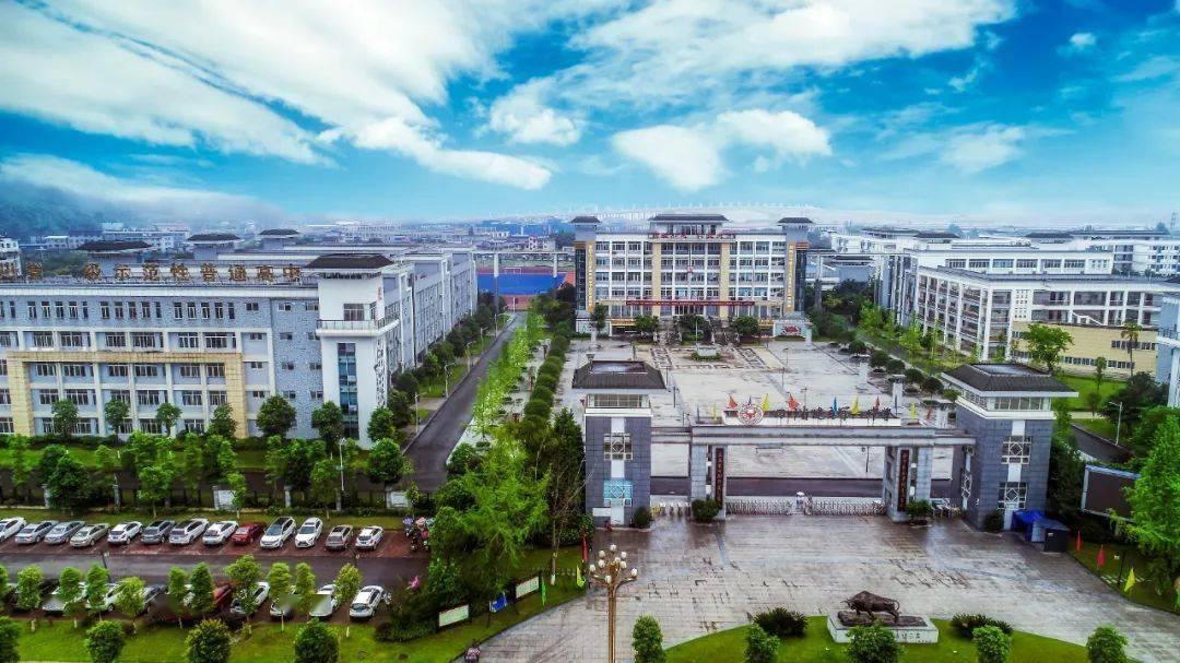 自豪百年名校犍为一中