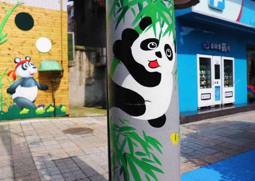 "住在附近的张阿姨发现,曾经的老旧电线杆,电表箱和空白墙体上都被绘