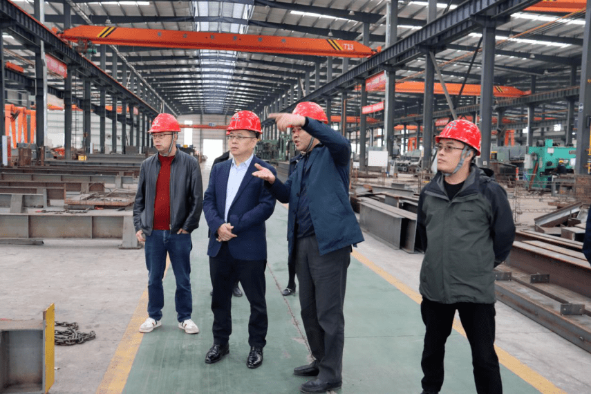 赵坤军现场查看了宏达杭萧钢构生产车间,详细了解企业