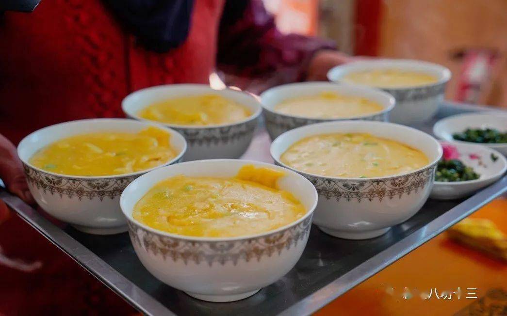 撒饭炕锅洋芋在这里可以多陪陪父母,畅饮家的味道prompt因为我的家在