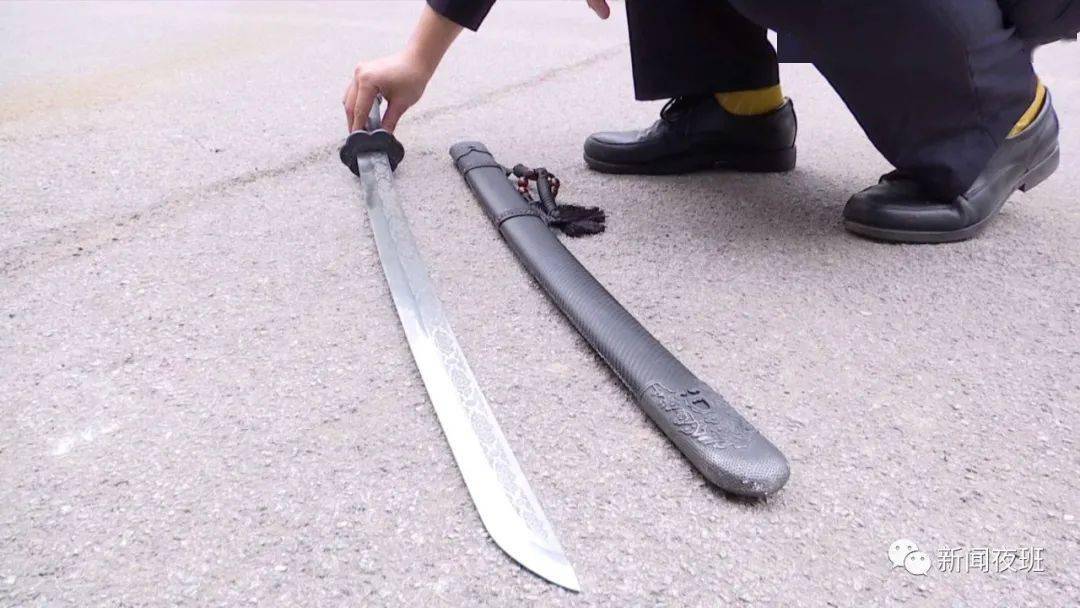 南宁一女子前男友带刀上门闹事,还拿刀试割自己,换来的却是.