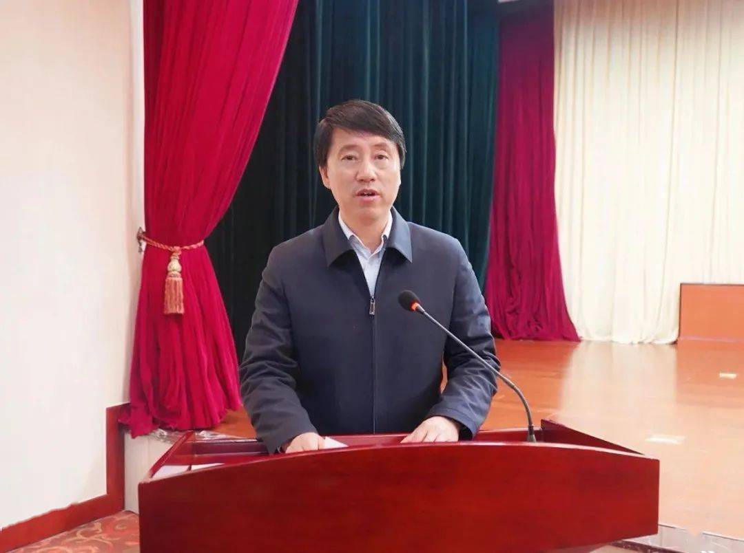 总结会上,和林格尔县委书记张永文作了经验交流发言.