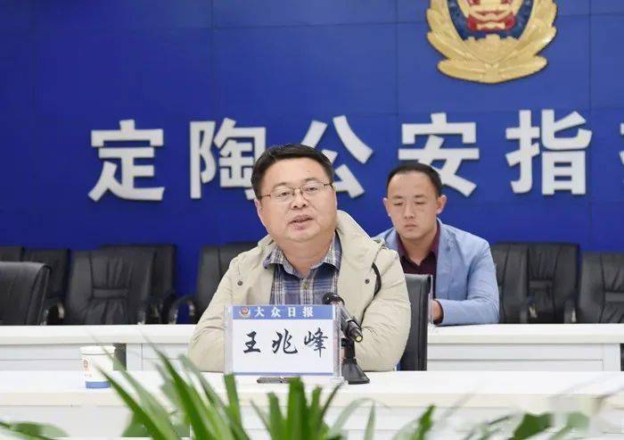 首先,孙复生同志一行在许雪峰同志的陪同下,到分局新媒体中心实地参观