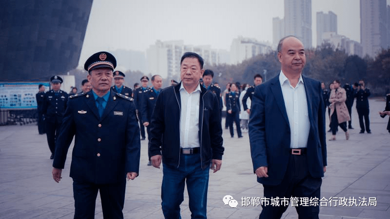 李贤明副厅长观看了各执法单位"强转树"工作成果展板,并与邯郸市城管