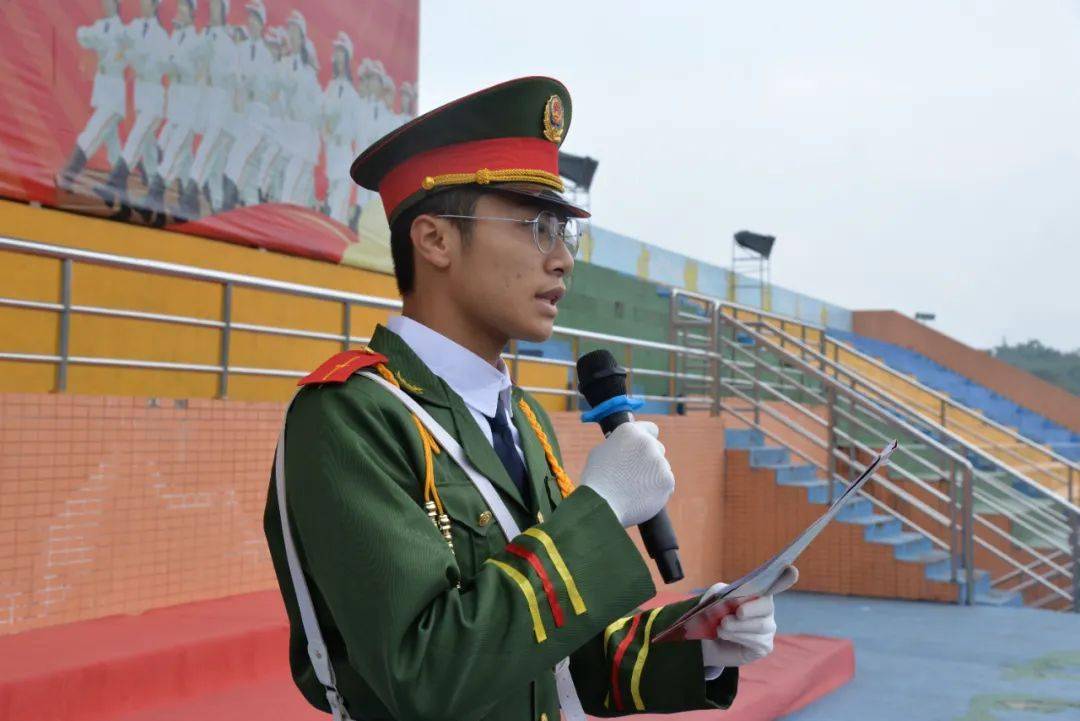 踏铿锵步伐做时代楷模冠城七中第五届国旗护卫队换届仪式