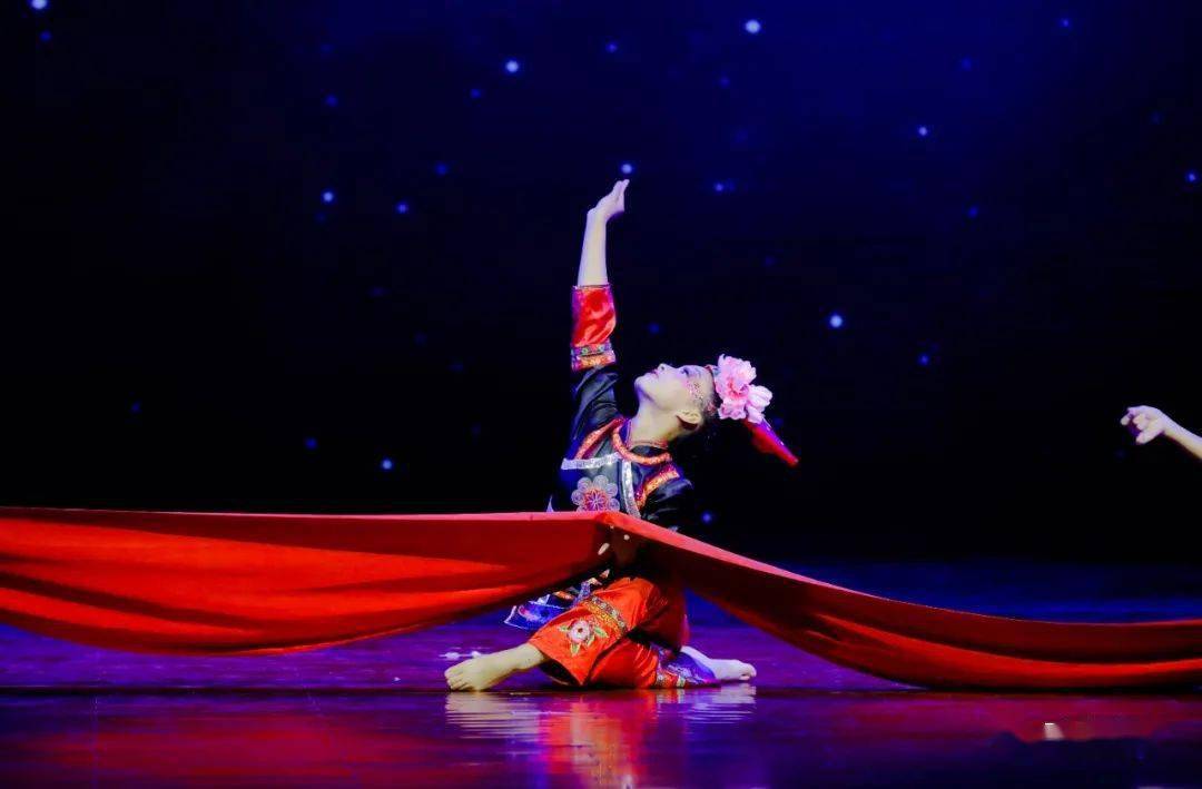 妃妃指导老师:覃云春《麻花辫》箭盘校区幼儿组三人舞组别演员:张梓馨