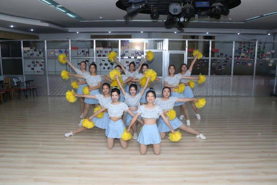 啦啦操初赛一舞一乐扬青春之梦