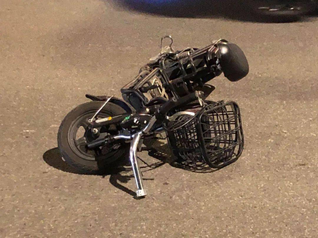 金沙洲彩滨北路保时捷深夜撞上电动车,一女子重伤倒地!_手机搜狐网