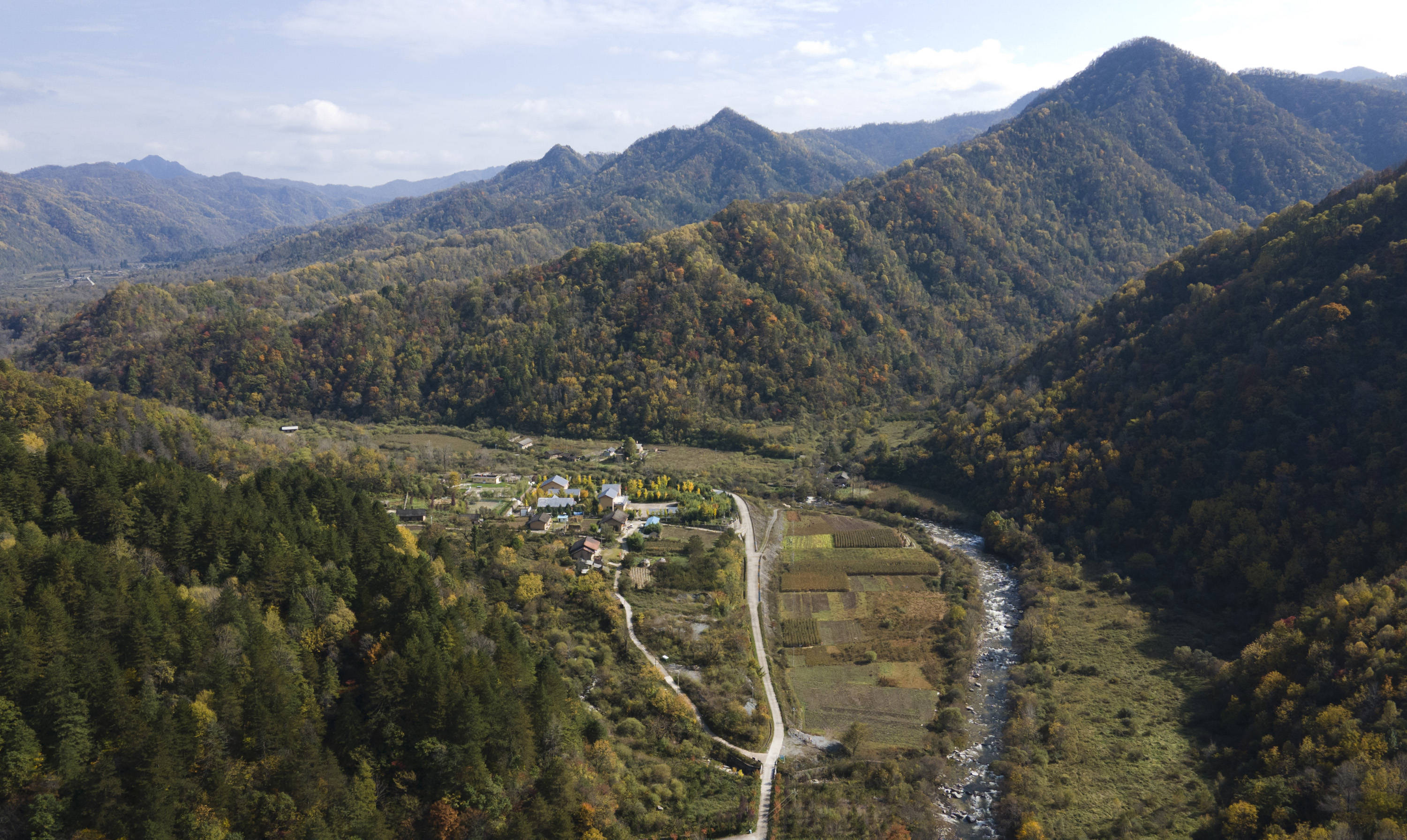 位于西安市周至县厚畛子镇的秦岭景色(10月16日摄).