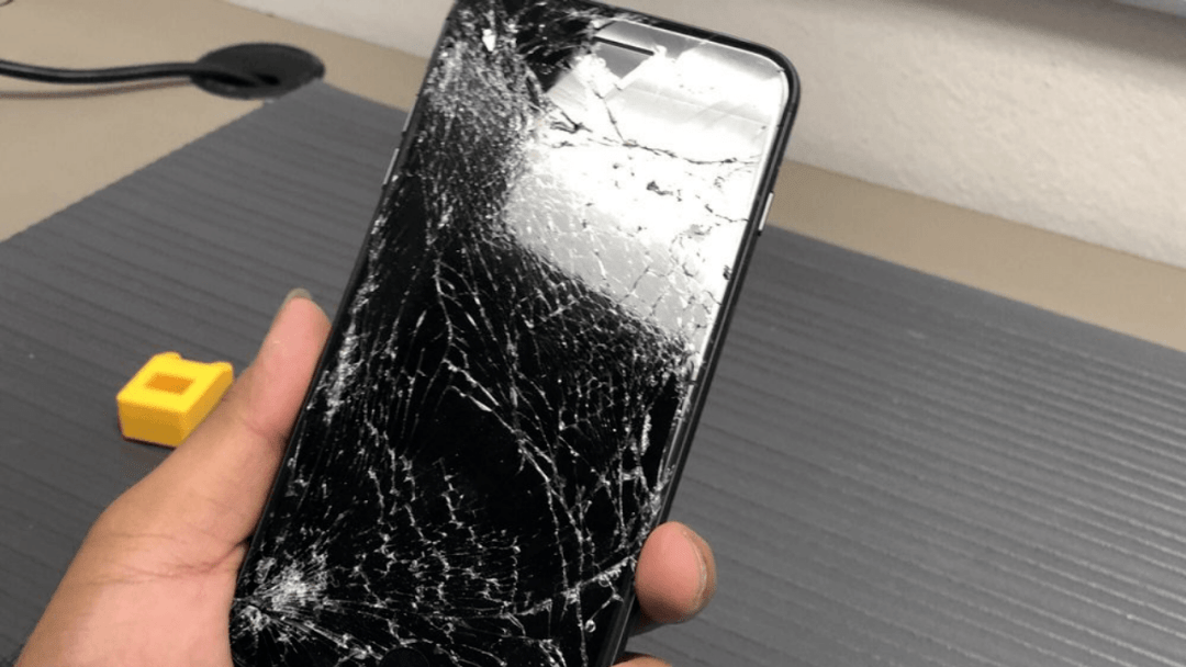 苹果12摔烂屏幕照片图片